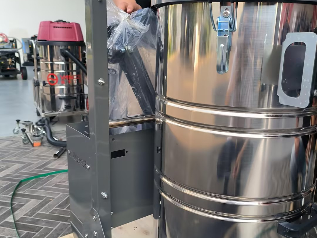 四川昭鋼炭素采購揚子C8工業吸塵器和駕駛式吸塵器